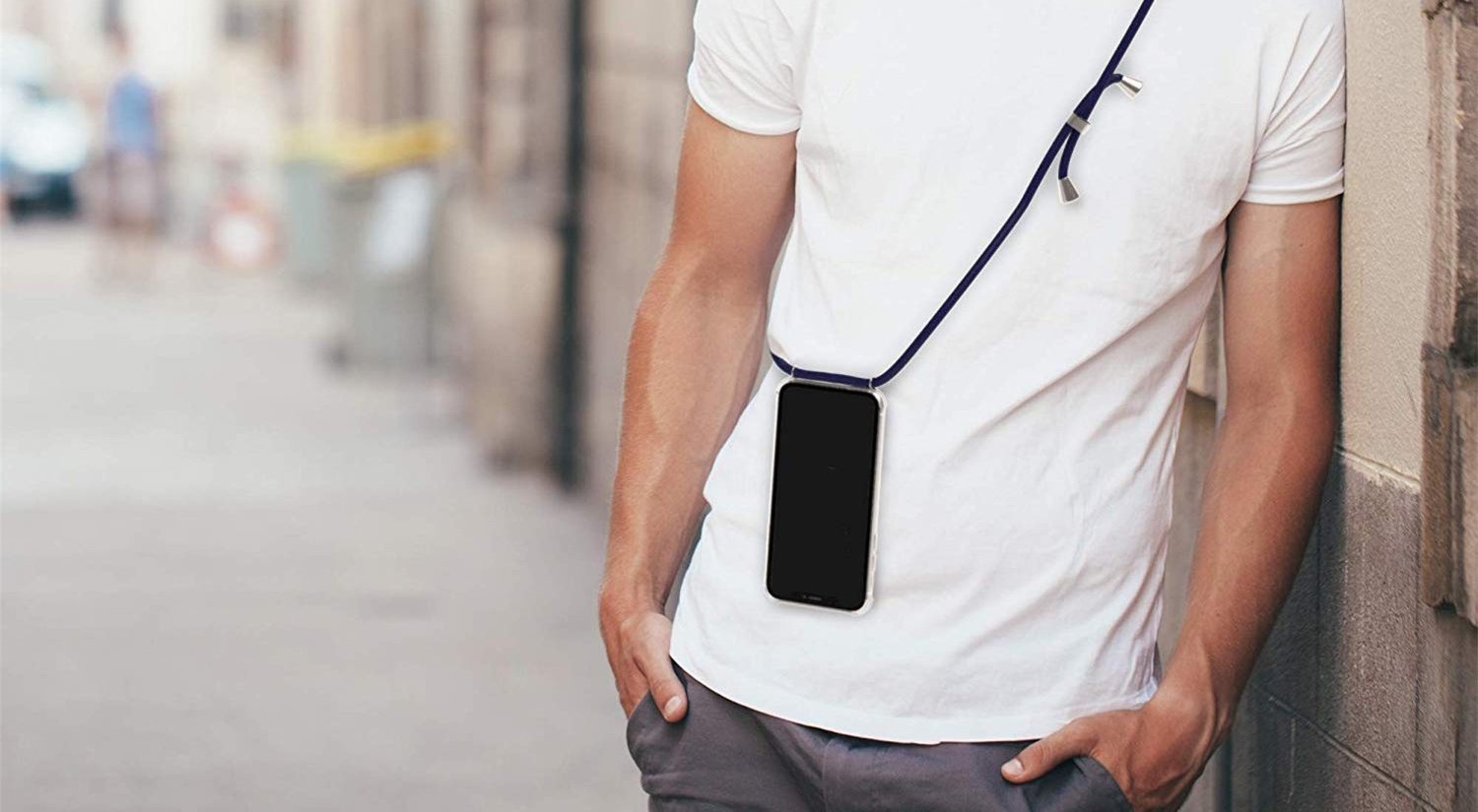 Llevar la funda del móvil colgada al cuello está de moda: cómo surge y dónde comprarlas