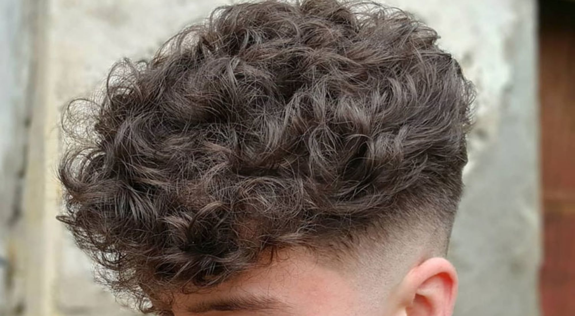 9 peinados de hombre con pelo rizado  Descubre cortes de cabello para  hombres con pelo ondulado