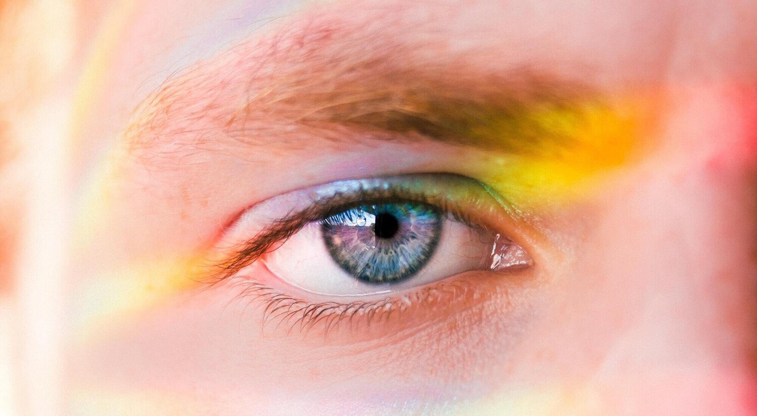 Tatuaje ocular, la moda más controvertida: ¿cambiar el color de los ojos es seguro?