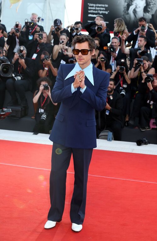 Harry Styles, con un traje azul de Gucci