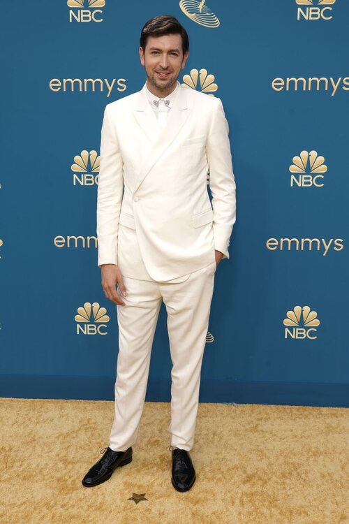 Nicholas Braun con un traje blanco de Dior