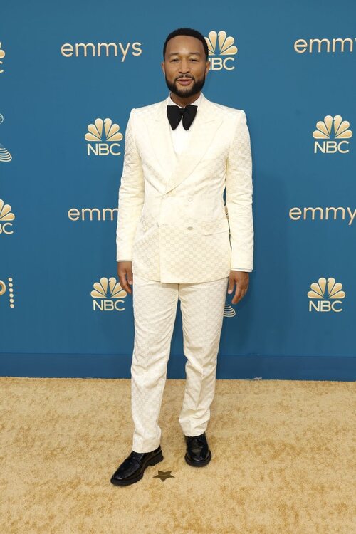John Legend con un tuxedo blanco con estampado de Gucci