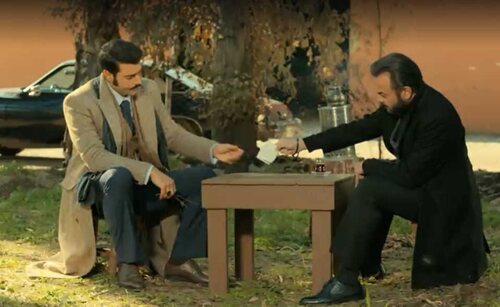 Demir y Ali Rahmet disfrutan de un té, una de las bebidas estrellas de Turquía.