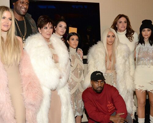 El clan Kardashian-Jenner posando junto a Kanye West