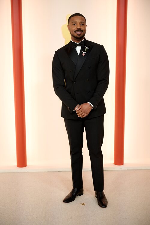 Michael B. Jordan lleva un traje de Louis Vuitton
