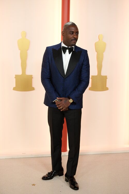 Idris Elba con un traje azul espectacular