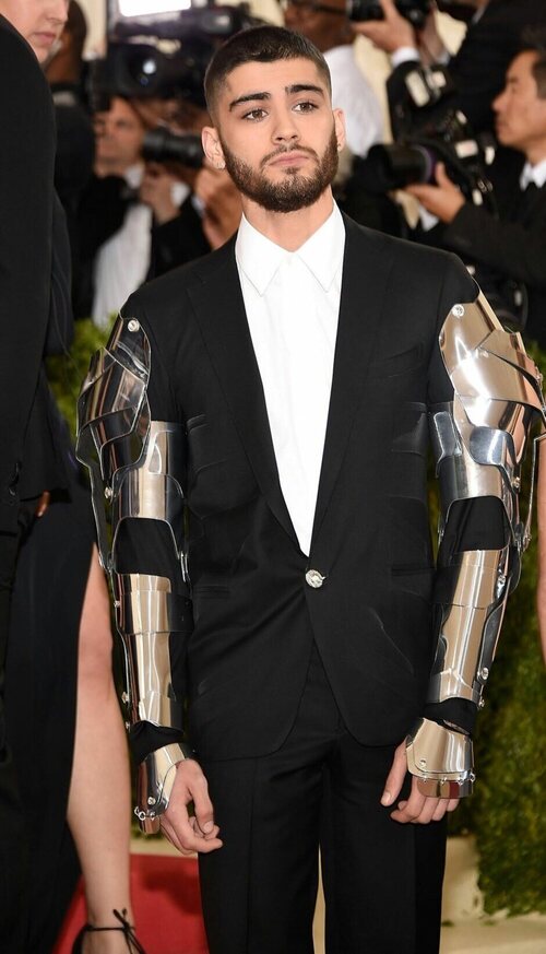 Zayn y sus brazos robóticos dieron mucho de que hablar en la edición de 2016