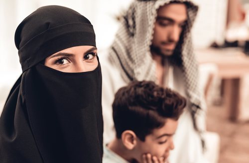 El burka representa la humillación femenina frente al hombre y dios
