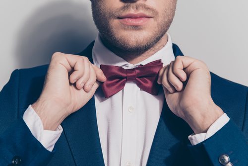 El cuello italiano es uno de los más versátiles, puesto que te permite llevar la camisa con corbata o pajarita o sin nada.