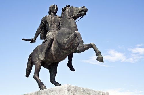 Alejandro Magno convenció a sus soldados de afeitarse las barbas para que así el enemigo no pudiera agarrarlas durante el combate cuerpo a cuerpo.