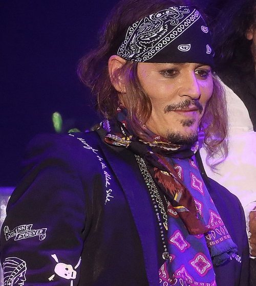 Johny Depp, durante una actuación musical, con su icónica perilla roya