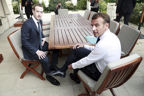 Mark Zuckerberg, en traje y corbata con el presidente francés, Emmanuel Macron.
