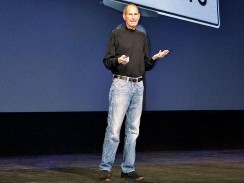 El tradicional 'uniforme' de trabajo de Steve Jobs: jeans y turtleneck negro.