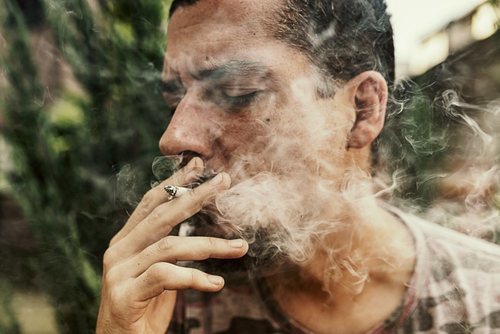 El tabaco es perjudicial para tu pelo, así como el humo que se genera.
