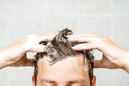 Usar el champú correcto es tan importante como saber aplicarlo correctamente a tu pelo.
