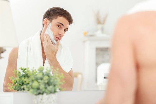 Elegir la espuma de afeitar adecuada es fundamental para tener la piel suave.