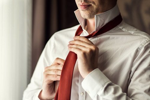 La corbata está en desuso entre la gente joven, pero sigue siendo una gran opción para cualquier evento.