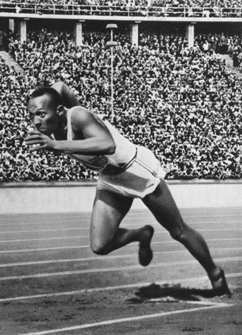 Jesse Owens ganó 4 medallas de oro en las Olimpiadas de Berlín 1936. El atleta norteamericano utilizó el calzado diseñado por los Dassler.