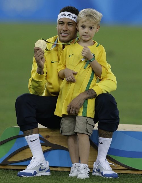 Neymar, tras vencer los JJOO con su hijo y la cinta 100% Jesus