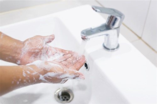 Lavarse las manos es una acción que debemos repetir varias veces al día