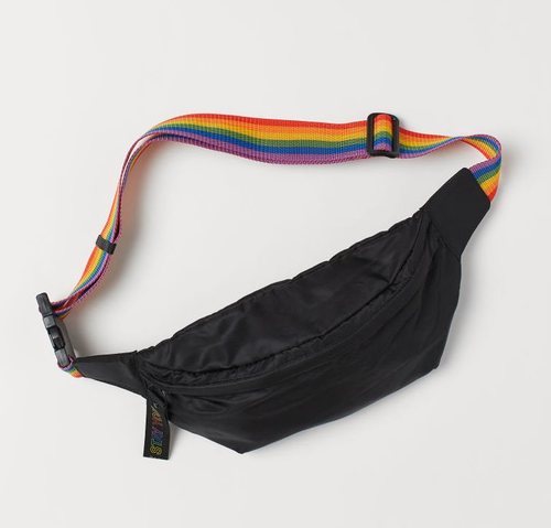Riñonera negra con la cuerda arcoíris de H&M.
