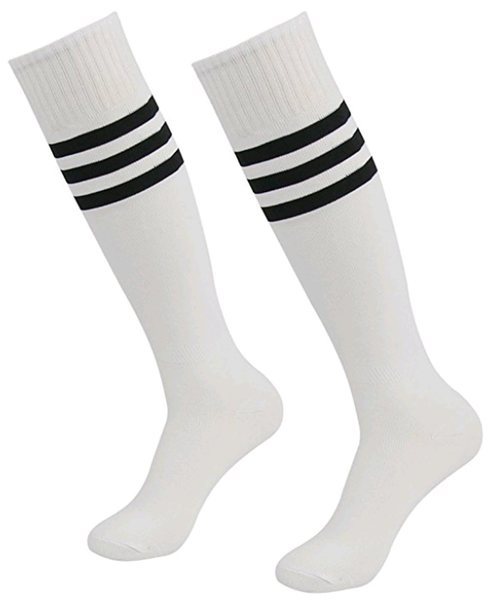 Calcetines blancos con tres rayas negras horizontales.