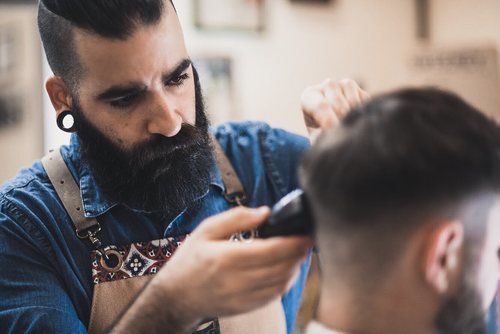 Los clientes suelen pedir un corte de pelo y un arreglo de la barba cuando acuden a la cita.