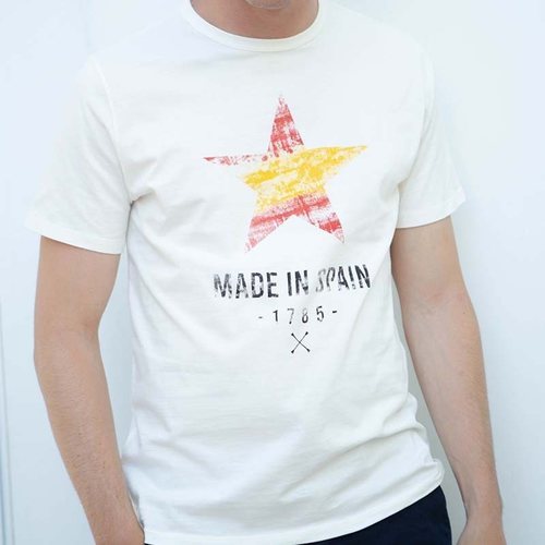 Camiseta con una estrella rojigualda y el lema 'Made in Spain' sobre fondo blanco