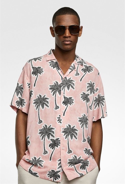 Camisa rosa con estampado de palmeras