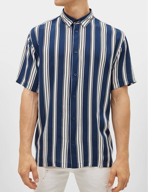 Camisa con estampado de rayas azul y blanco