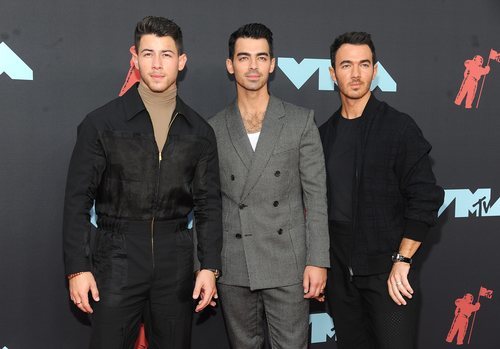 El look de los Jonas Brothers, todos ellos de Fendi, fue muy aplaudido.