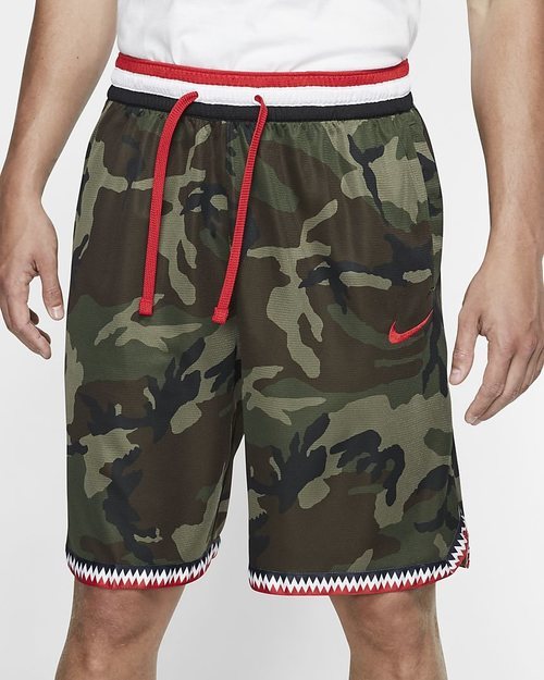 Pantalón corto de baloncesto con el estampado 'camo' y detalles rojos de Nike.