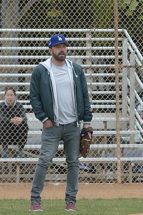Ben Affleck con la gorra del equipo de beisbol de Los Ángeles Dodgers.
