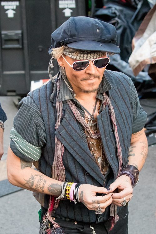 Johnny Depp con una gorra similar a las de la serie Peaky Blinders.