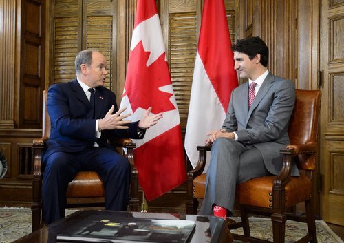 En su última reunión, esta vez con el príncipe Alberto de Mónaco, Trudeau ha vuelto a sacar del armario unos calcetines coloridos.