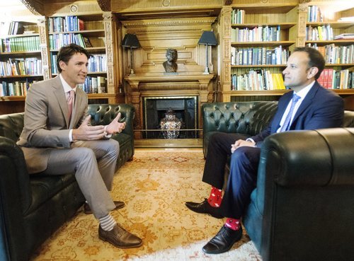 Conocido por sus calcetines, cada vez más políticos le imitan en sus encuentros.