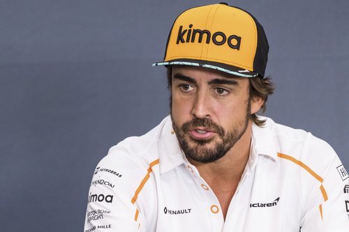 Alonso luce su gorra de Kimoa en todos los circuitos de F1.