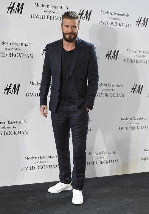 David Beckham con traje y zapatillas.