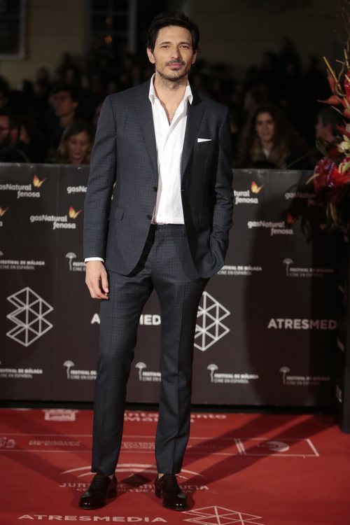 El modelo y actor, Andrés Velencoso, suele optar por esta combinación.