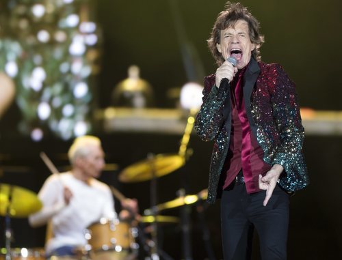 Mick Jagger con una americana de lentejuelas durante uno de sus conciertos.