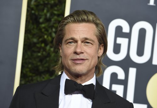 Brad Pitt apuesta por teñir su cabello para disimular sus canas.