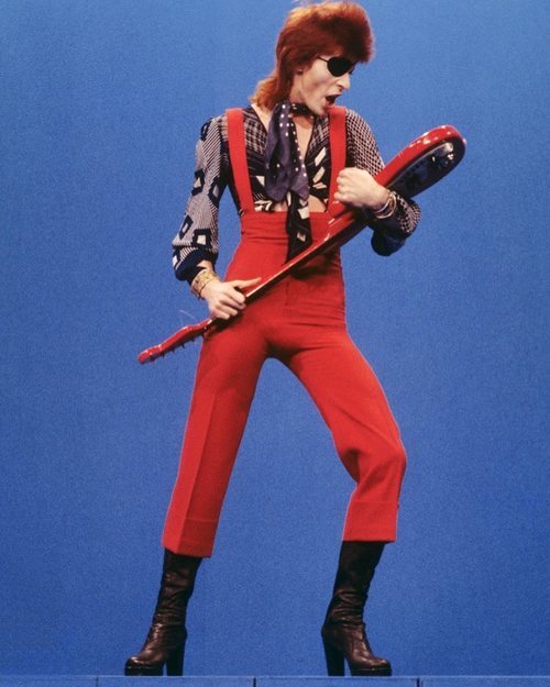 David Bowie también se sumó a llevar tacones.