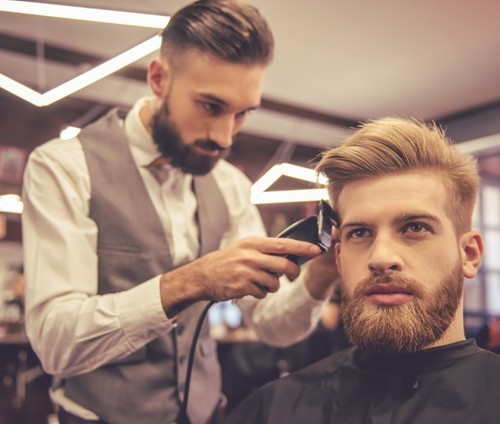 Las peluquerías para hombre están más de moda que nunca.