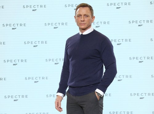 Camisa, jersey y corbata por dentro. Un look informal pero bastante arreglado de Daniel Craig.
