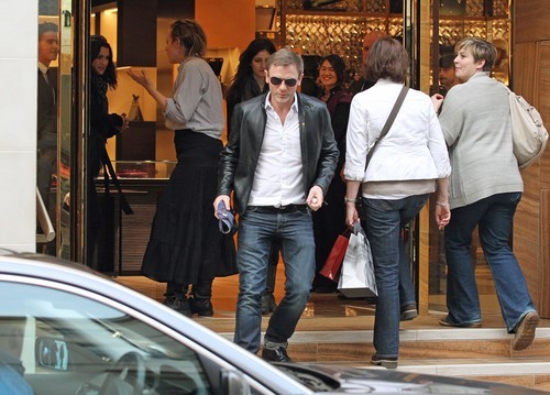 En su vida privada, Daniel Craig suele apostar por las chaquetas de cuero, que suele combinar con vaqueros para un toque menos serio.