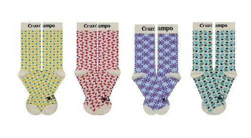 Calcetines Cruzcampo con azulejos de varios colores.