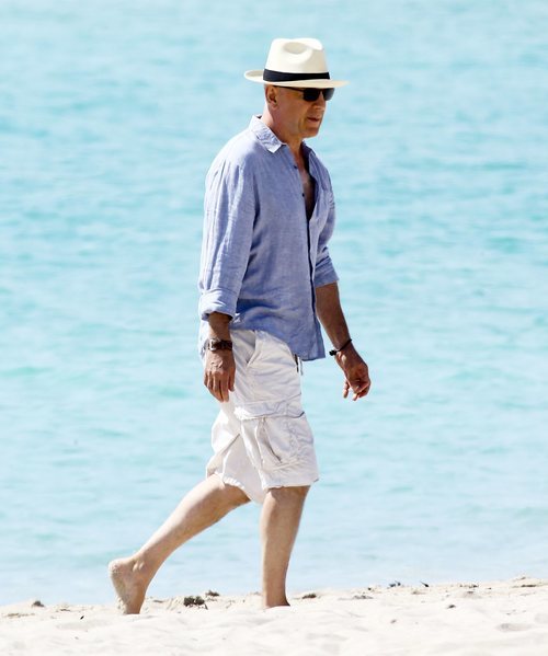 Sé como Bruce Willis y usa sombrero en la playa.