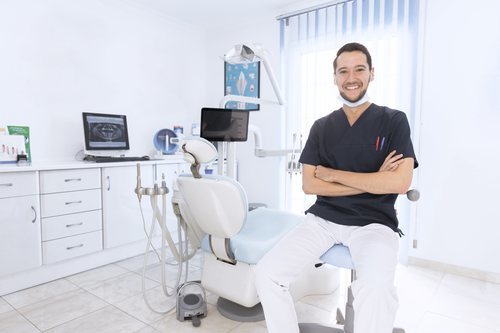 Para un buen blanqueamiento dental es recomendable acudir a un profesional.