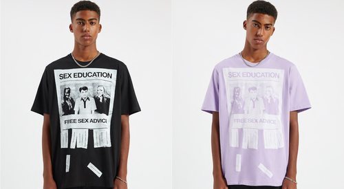 Camisetas 'Sex Education' x Pull & Bear cartel en violeta y negro.