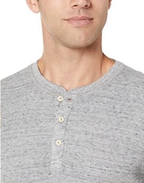 Camiseta Amazon Essentials de cuello Henley.